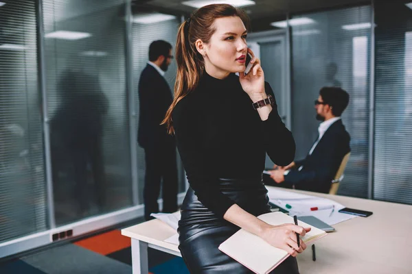 Attractive Skilled Female Trader Having Mobile Conversation Customer Application Smartphone — Stock Photo, Image