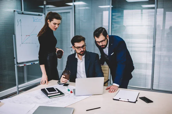 Mannelijke Vrouwelijke Professionele Ondernemers Analyseren Van Informatie Van Website Laptopcomputer — Stockfoto