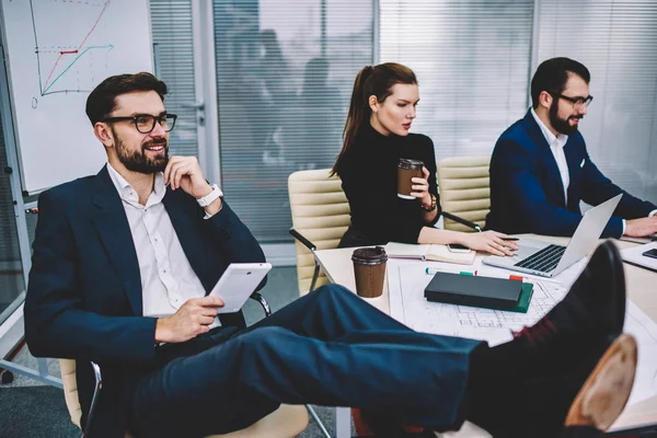 Jonge Knappe Bebaarde Lachende Uitvoerend Manager Brillen Comfortabele Stoel Zitten — Stockfoto