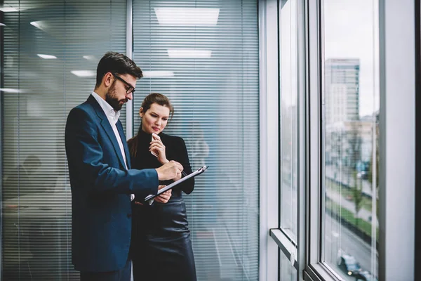 Handsome Erfarna Manliga Förklarar Till Attraktiva Positiva Kvinnliga Kollega Projektets — Stockfoto