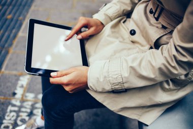 Modern dokunmatik yüzey alanı reklam metin mesajınız için sahte ile görünümünü kırpılmış. Erkek dijital tablet ile kopya alanı göstermek için Web sitesi içeriği ve 4 g internet bağlantısı tutan eller