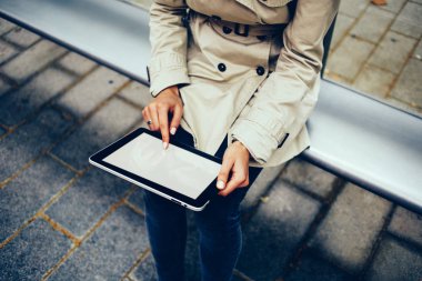 Kadın kişinin parmak modern dokunmatik yüzey ekran yukarı sahte dokunmadan en iyi görünümü bağlı 4 g için Web sitesi hakkında bilgi aramak için internet. Dijital tablet holding genç kadın eller görünümünü kırpılmış