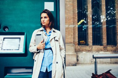 İyi kadın arıyorum blogger dijital dokunmatik yüzey bekleyen taşıma tramvay durağı elinde tutan rahat trendy giyim giymiş. Kentsel ortamda tablet ayakta olan şık kadın