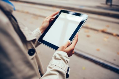 Hippi kız modern Dokunmatik ped cihaz ile kopya alanı göstermek Internet reklam veya Web sitesi içeriğine yönelik tutarak. Kadın elleri boş ekran alanı dijital tablet ile 4 g bağlantısı