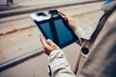 Holding modern genç kadının eller kırpılmış görünümünü touch pad aygıt için 4 g bağlı internet. Dijital tablet sosyal ağlarda profil ile siyah ekran alanı güncelleştiriliyor. Hippi kız ile becerikli alet