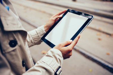 Dijital tablet ile internet siteniz için boş ekran alanını tutan hippi kız görünümünü kırpılmış. Modern Dokunmatik ped cihaz kadının elinde kopya alanı ile uygulama yükleme