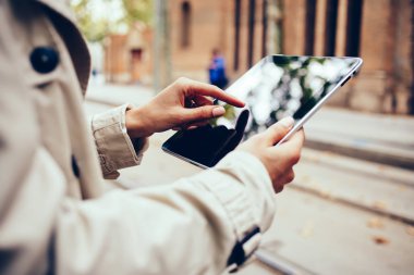 4 g ücretsiz bağlı modern Dokunmatik ped cihaz ekranında dokunmadan parmak ile kadın kişi internet ortamı seçme için paylaşım sosyal ağlar için dosyaları. Dijital tablet holding kadının eller