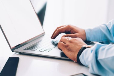 Closeup görünümü kurumsal girişimci parlak iç masada dizüstü bilgisayar üzerinde çalışıyor. Erkek mockup netbook klavye kýsa mesaj eller. PC pazar web sitesinde alışveriş online iş adamı