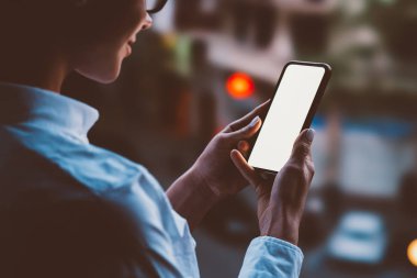 Arkadan görünüm kadın kişi kopya alanı ekran cep telefonu üzerinde yukarı alay isteyen omuz üzerinden. Hippi kız boş uygulama smartphone aygıt üzerindeki kullanma. Görünümü, sosyal ağ manifatura iletisinde kadar kapatın