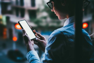 Arkadan görünüm kadın kişinin göz gözlük mockup kopya alanı ekranına cep telefonundan arıyorum. Hippi kız boş uygulama smartphone aygıt üzerindeki kullanma. Görünümü, sosyal ağ manifatura iletisinde kadar kapatın