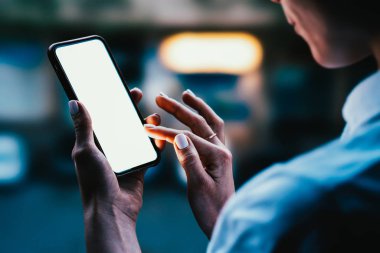 Arkadan görünüm kadın kişi kopya alanı ekran cep telefonu üzerinde yukarı alay isteyen omuz üzerinden. Hippi kız boş uygulama smartphone aygıt üzerindeki kullanma. Görünümü, sosyal ağ manifatura iletisinde kadar kapatın