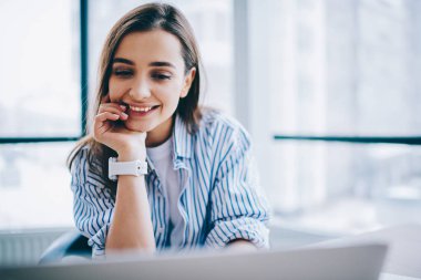 Gülümseyen genç kadın geliştirmek bilgi serbest iş, pozitif yaratıcı kadın girintili coworking oturan dizüstü bilgisayar üzerinden web sayfasında içerik denetimini online webinar Netbook için izliyor