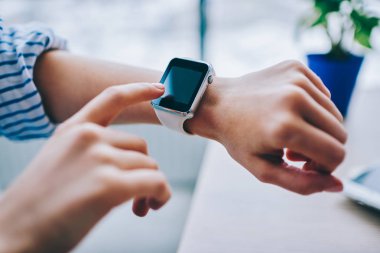 Kolundaki smartwatch bildirimi ve veri yolu ile kablosuz bağlantı, yararlı bir uygulama ile modern aracının boş ekranda parmak kontrol etmek için kullanarak modern giyilebilir bilgisayar kırpılmış görüntü