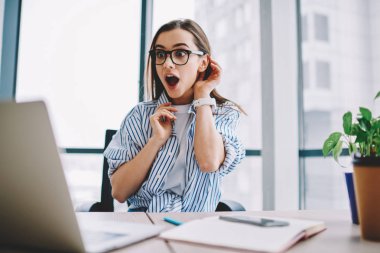 Duygusal hippi kız online haber dizüstü bilgisayar, online alışveriş oturma vasıl okul sırası için indirimler kontrol ifade genç kadın açık ağız Okuma Yarışması'nda zafer getting ile sürpriz