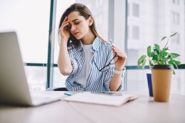 Alanı, Office çalışma işlemi sırasında sorun ile baş disapointed dokunmadan tarihler hakkında vurguladı genç kadın serbest meslek coworking, kurs projesi yapıyor yorgun kız öğrencinin duygu ağrı
