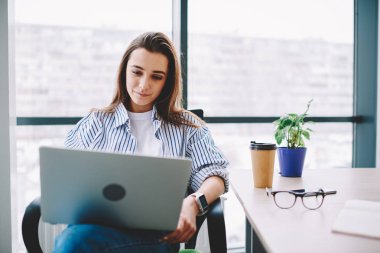 Dizüstü bilgisayar bilgi İnceleme, Masaüstü, yetenekli kadın blogger içerik sosyal ağlar netbook ve wifi içinde yazıhane kullanma kontrol oturmak için analiz video izlerken ciddi esmer kadın