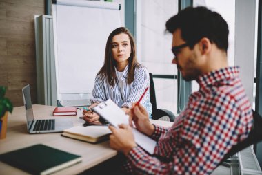 Erkek işveren toplantı onun özgeçmişi okuma bakarak işgal için ciddi kadın aday mülakat ofis, zeki kadın çalışan dalgın patron deskto oturup rapor kontrol ile danışmanlık