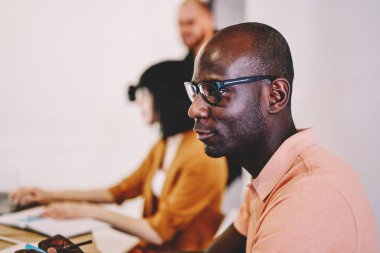 Optik gözlük vizyon düzeltme dinleme Eğitim boyunca sınıf atölye için Afrikalı-Amerikalı genç adam. Koyu tenli hipster öğrenci akıllı rahat kıyafet giymiş