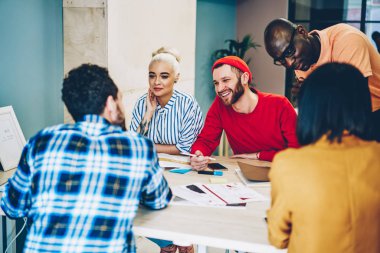 Gençlerin çeşitli grup eğitim projesi ile her diğer sınıf toplantı masasında beyin fırtınası sırasında işbirliği geliştirmek için fikirleri tartışmak akıllı rahat kıyafet giymiş