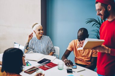 Çeşitli gençlerin olumlu grup üzerinde beyin fırtınası toplantısı yaratıcı fikirlerin tartışma işbirliği akıllı rahat kıyafet giymiş. Takım hipster öğrencilerin ortak görev üzerinde işbirliği