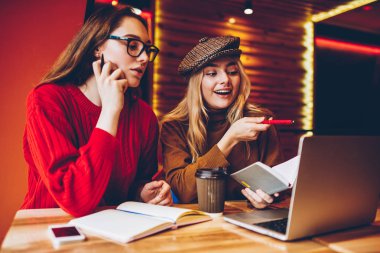 Birlikte dizüstü bilgisayar izlerken webinar öğrenme yaratıcı kız öğrenci bilgi tartışıyorlar, resmi olmayan toplantı iletişim netbook üzerinde web mağaza öğeleri seçme arkadaşlarım göz