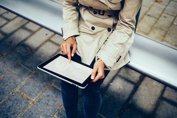 Kadın kişinin parmak modern dokunmatik yüzey ekran yukarı sahte dokunmadan en iyi görünümü bağlı 4 g için Web sitesi hakkında bilgi aramak için internet. Dijital tablet holding genç kadın eller görünümünü kırpılmış