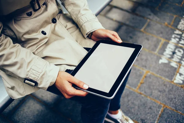 Abgeschnittene Ansicht Weiblicher Hände Mit Digitalem Touchpad Gerät Mit Kopierplatz — Stockfoto