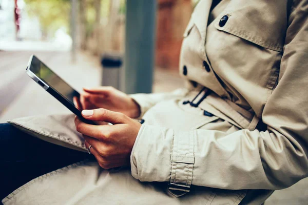 Kadının Kırpılmış Yan Görünüm Holding Dijital Tablet Ücretsiz Yüksek Hızda — Stok fotoğraf