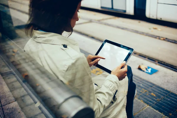 Arkadan Görünüş genç kadının modern Dokunmatik ped aygıtının boş ekran dokunaklı parmak ile online alışveriş için Web sitesi seçin. Kırpılan görünümü hippi kız holding tablet ile kopyalama alanı alanı reklam için