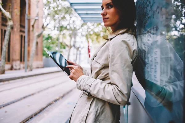 Réfléchir Jeune Femme Élégante Vêtue Médias Partage Manteau Dans Les — Photo