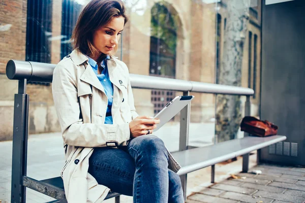 Fundersam Ung Kvinna Läsa Bok Hämtade Moderna Touchpad Internet Sitter — Stockfoto