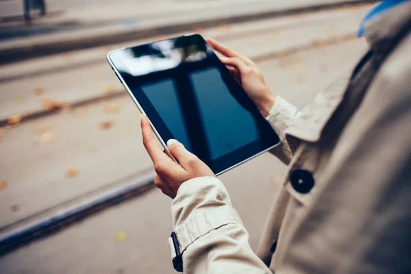 Abgeschnittene Ansicht Der Hände Der Jungen Frau Mit Modernem Touchpad — Stockfoto