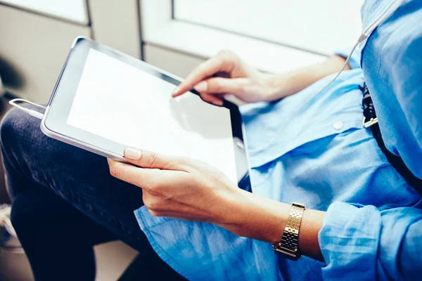 Bijgesneden Zijaanzicht Van Vrouw Handen Met Moderne Touchpad Met Vertoning — Stockfoto