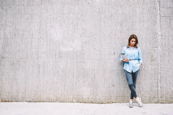 Mujer Joven Con Estilo Que Sostiene Dispositivo Moderno Almohadilla Táctil — Foto de Stock