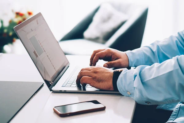 Primer Plano Las Manos Hombre Negocios Camisa Azul Mensaje Texto — Foto de Stock