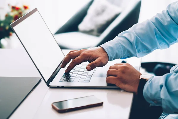 Närbild Affärsmannen Händer Blå Skjorta Keyboarding Textmeddelande Moderna Dator Hemmaplan — Stockfoto