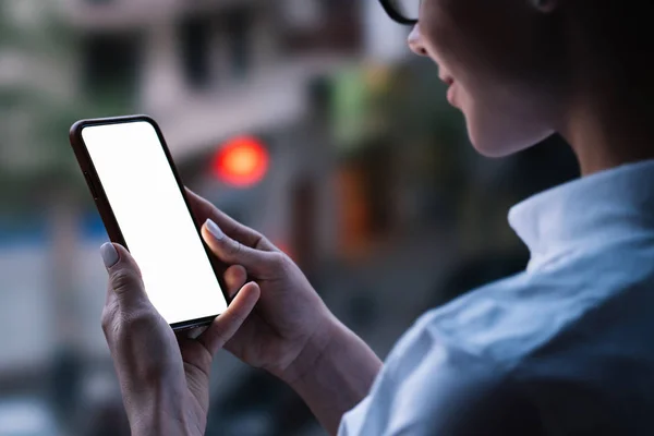 Mãos Mulher Segurando Telefone Celular Com Tela Toque Grande Espaço — Fotografia de Stock