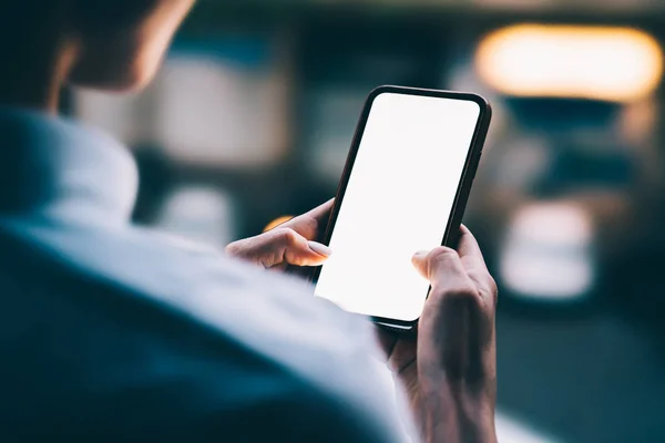 Mãos Mulher Segurando Telefone Celular Com Tela Toque Grande Espaço — Fotografia de Stock