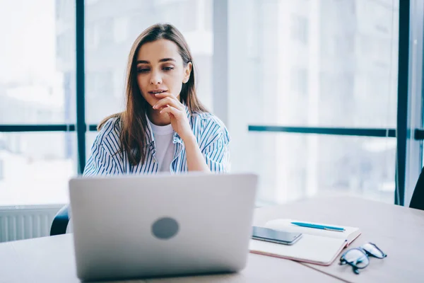 Donna Pensierosa Che Guarda Video Online Netbook Durante Processo Lavoro — Foto Stock