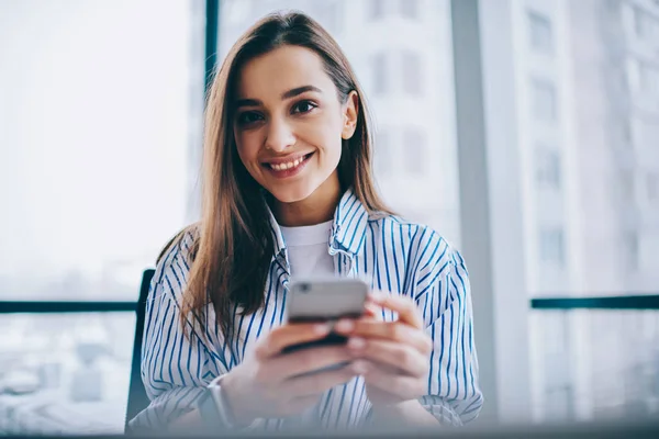 Porträt Einer Hübschen Brünetten Frau Die Ihr Smartphone Zum Chatten — Stockfoto