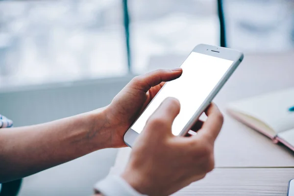 Imagen Recortada Usar Teléfono Inteligente Con Pantalla Simulada Que Envía — Foto de Stock