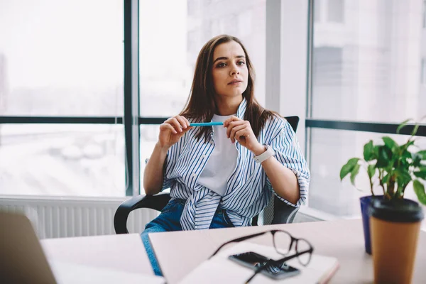 Serios Brunetă Tânără Femeie Care Stă Desktop Uitându Departe Cugetând — Fotografie, imagine de stoc