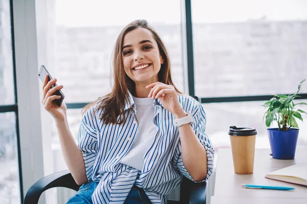 Fröhliche Kaukasische Frau Mit Guter Drahtloser Verbindung Büro Zufrieden Smartphone — Stockfoto