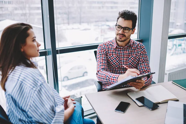 Hombre Empleador Toma Notas Durante Conversación Entrevista Con Candidata Femenina — Foto de Stock