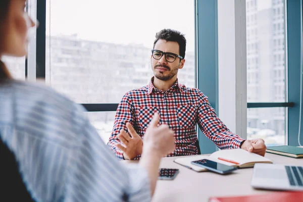 Ernstzunehmende Männliche Arbeitgeber Brille Hören Weibliche Auf Interview Büro Sitzen — Stockfoto