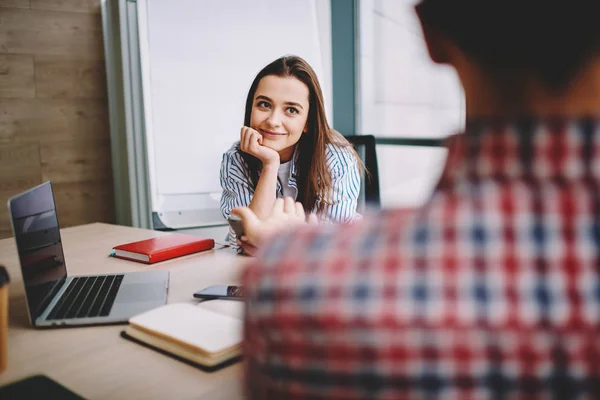 オフィスでの会話中に男性の同僚に聞き入るかなり笑顔の若い女性の画像をトリミング 間口と笑顔の女性従業員の男の後ろ姿に満足会話 — ストック写真