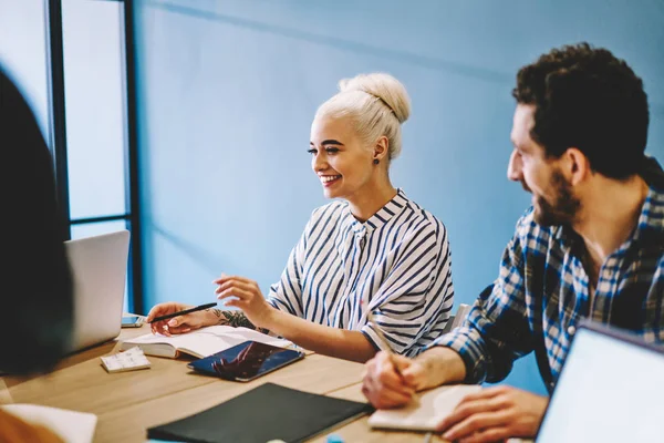 Designer Feminino Alegre Colaborando Com Colegas Rindo Durante Processo Trabalho — Fotografia de Stock