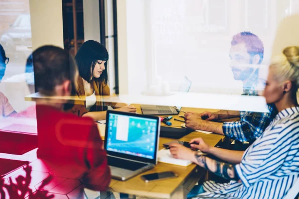 Vårdad Klädd Unga Människor Samarbetar Designprojekt Med Brainstorming Möte Office — Stockfoto