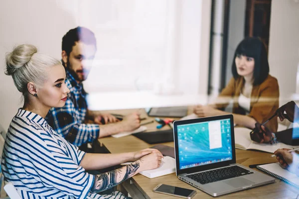 Les Jeunes Vêtus Vêtements Décontractés Intelligents Communiquent Sur Stratégie Productive — Photo