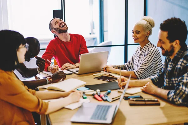 Diverso Gruppo Giovani Positivi Vestiti Abbigliamento Casual Intelligente Insieme Leader — Foto Stock